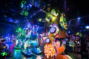 <p>Robot raksasa menari</p>