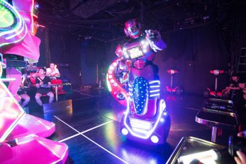 <p>Robot lain yang juga ikut bergerak kesana kemari</p>