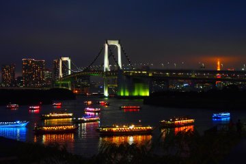 <p>Rainbow bridge, yang menghubungkan antara Odaiba dengan kawasan Tokyo, salah satu simbol dari kawasan teluk. Di malam hari, jembatan ini menyala dan dapat terlihat juga Tokyo Tower di latar belakangnya. Jembatan ini menghubungkan jalur kendaraan bermotor, kereta, dan juga untuk pejalan kaki.</p>