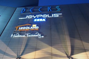 <p>Odaiba merupakan kawasan hiburan, pusat perbelanjaan Decks memiliki banyak jenis toko, restoran, dan daya tarik wisata, termasuk Legoland Discovery Center dan museum lilin Madame Tussauds di dalamnya.</p>