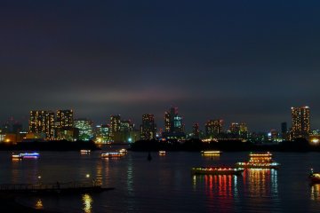 <p>Ada juga beberapa pelayaran malam hari di Teluk Tokyo. Hal ini sangat populer di musim panas, ketika udara hangat dan berangin.</p>