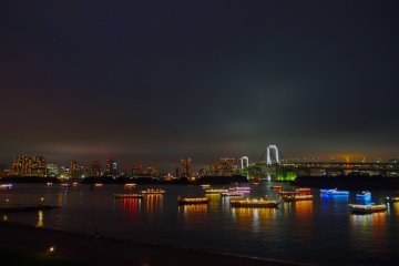 <p>Lampu neon yang berwarna-warni terpantul di lautan menghasilkan pemandangan spektakuler. Odaiba merupakan tempat yang sempurna untuk menyaksikan pemandangan malam hari dari Teluk Tokyo.</p>