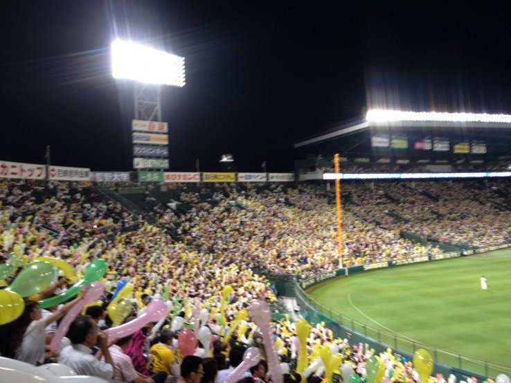 Hanshin Tigers prepare balloons for the seventh-inning stretch