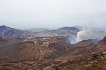 <p>Le d&eacute;sert volcanique, avec le Naka-dake fumant</p>