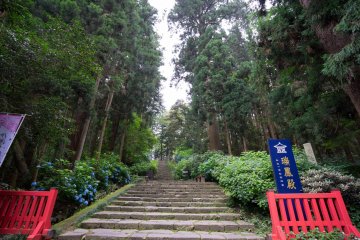 You have to walk up to reach the entrance of Zuihoden