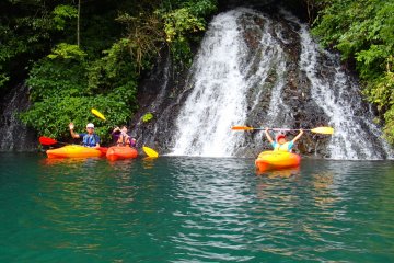 <p>Take your kayaks right up to the edge of the waterfall</p>
