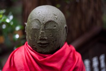 <p>A close up of one of the statues next to the walkway</p>