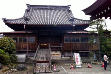 The dliapidated main hall of Hoju-ji