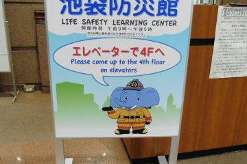 <p>After you enter the building, the way to the learning center is well indicated</p>