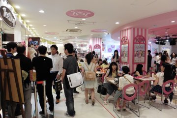 <p>You don't have to be a young teenage girl to enjoy a snack at Dream Station JOL</p>