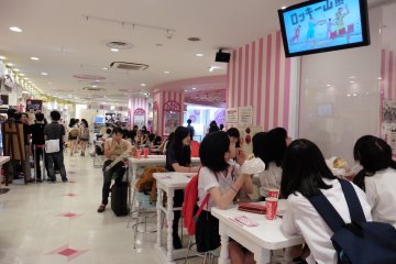 <p>On weekdays, many teenagers come here right after school, still wearing their uniforms</p>