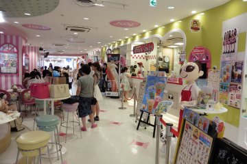 <p>Take your time to make your choice among the different food stalls</p>