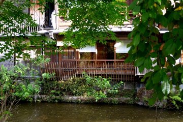 <p>Banyak restoran dan penginapan tradisional Jepang berdiri di pinggir sungai Shirakawa yang mengalir melalui Gion</p>