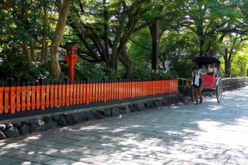 <p>Becak sering terlihat di jalan Minami-Shirakawa yang berjalan di samping sungai</p>