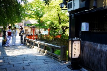 <p>Para wanita di pakaian kimono musim panas bertemu di jembatan Gion</p>