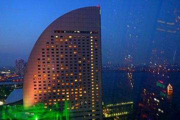 <p>Distinctive curved profile of Yokohama Grand Inter-Continental Hotel</p>