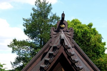 <p>Japanese temples often have beautiful gable decorations</p>