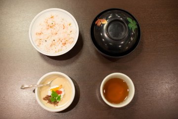 Dessert compromising of soup, tea, rice and tea purin/pudding.&nbsp;