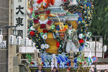 <p>The massive one-ton&nbsp;float flies down the street with a concerted effort</p>