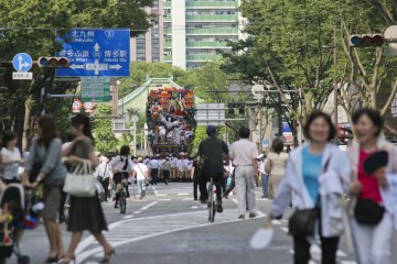 <p>Onward through the streets of Hakata</p>