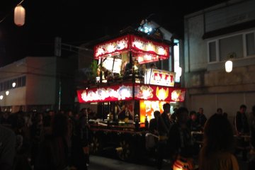 Men and women pull the "dashi" through the streets&nbsp;