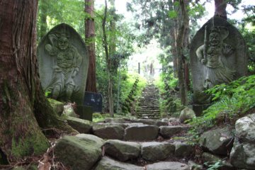 <p>Two statues of "Hudo"&nbsp;are standing on the way to ward off evil spirits. Take nice&nbsp;photos with them and ask for their pardon&nbsp;to tread on the trail</p>