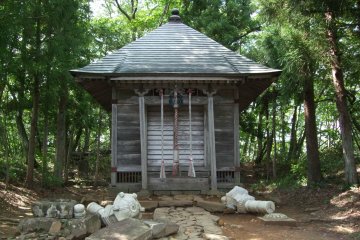 <p>This small hall is the resting-place of Ungo-Zenji, a prominent Zen Buddhist and a mentor of the Date clan in the&nbsp;early&nbsp;17th&nbsp;century</p>