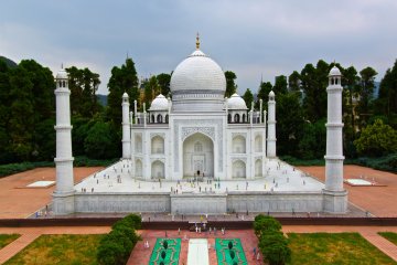 <p>Taj Mahal &nbsp;</p>