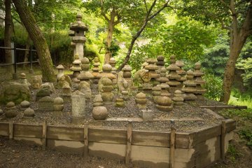 <p>Some statues</p>