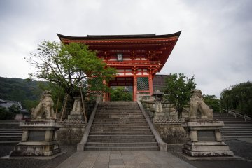 <p>The entrance to Kiyomizudera</p>