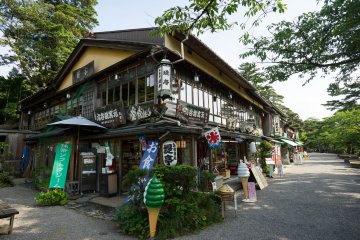 <p>The stores just outside the garden where you can buy snacks and drinks</p>