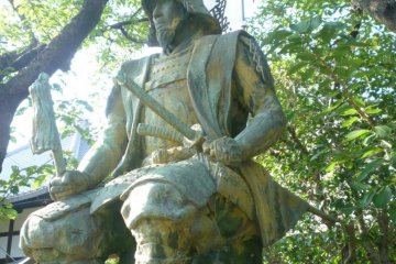 Statue of Kato Kiyomasa at nearby Myogyoji Temple.