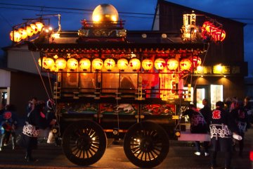<p>Beautifully lit and colored Yatai at the 2014 festival</p>