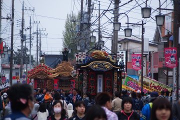 <p>Three Yatai heading&nbsp;towards the Kanodoro&nbsp;Lantern meeting place for the Yatai&nbsp;festival</p>