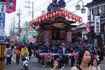 <p>Motomachi Yatai&nbsp;heading towards the Kanadoro</p>