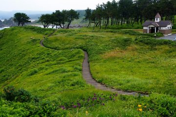 <p>The Promenade is well marked by tidy footpaths across the landscape</p>