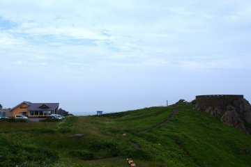 <p>The small shop next to the lookout sells a variety of snacks. For those who have driven, this is a good place to leave the car and take a stroll</p>