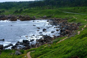 <p>The pathway follows the coastline closely</p>