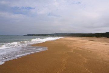 <p>When you have crossed the rocks, you will reach the Tanesashi Shore &ndash;&nbsp;a golden, often deserted beach</p>