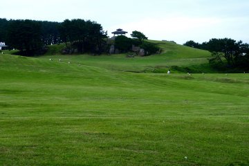 <p>The Promenade ends at the Tanesashi&nbsp;Lawn</p>