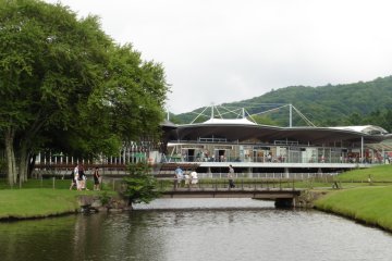 <p>Une passerelle&nbsp;traverse le lac</p>