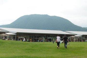 <p>Un centre commercial au beau milieu des montagnes</p>