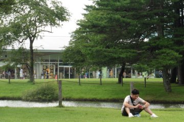 <p>Il est tout de m&ecirc;me plus agr&eacute;able d'attendre&nbsp;Madame&nbsp;assis dans l'herbe plut&ocirc;t que d'avoir&nbsp;&agrave; la suivre de boutique en boutique</p>