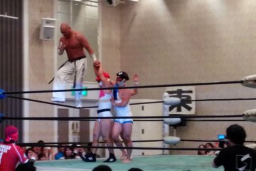 <p>Walking on the rope while in total control of his opponents, this superstar puts on quite a show</p>