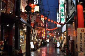 <p>Une ruelle &eacute;clair&eacute;e par la douce lueur des lampions dans le quartier chinois de Yokohama</p>