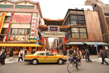 <p>L'une des dix portes (pairo) d&eacute;limitant le quartier selon les principes du feng shui</p>