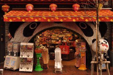 <p>Dans ce magasin de souvenirs du quartier, le panda est ma&icirc;tre des lieux</p>