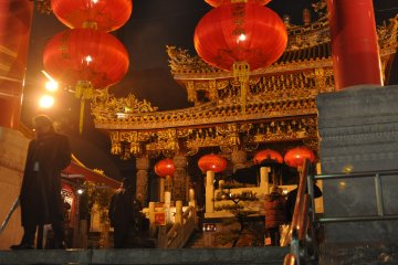 <p>L'&eacute;tincelant temple Kantei-byo, coeur du Chinatown de Yokohama</p>