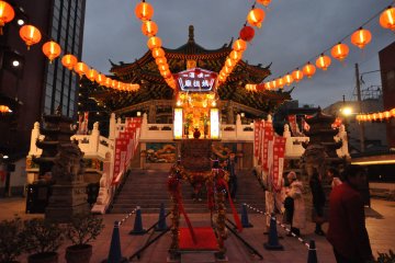 <p>Le majesteux temple Kantei-byo &agrave; la nuit tomb&eacute;e</p>