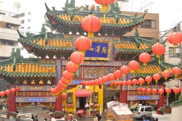 <p>Vue sur la porte d'entr&eacute;e color&eacute;e du temple Kantei-byo</p>